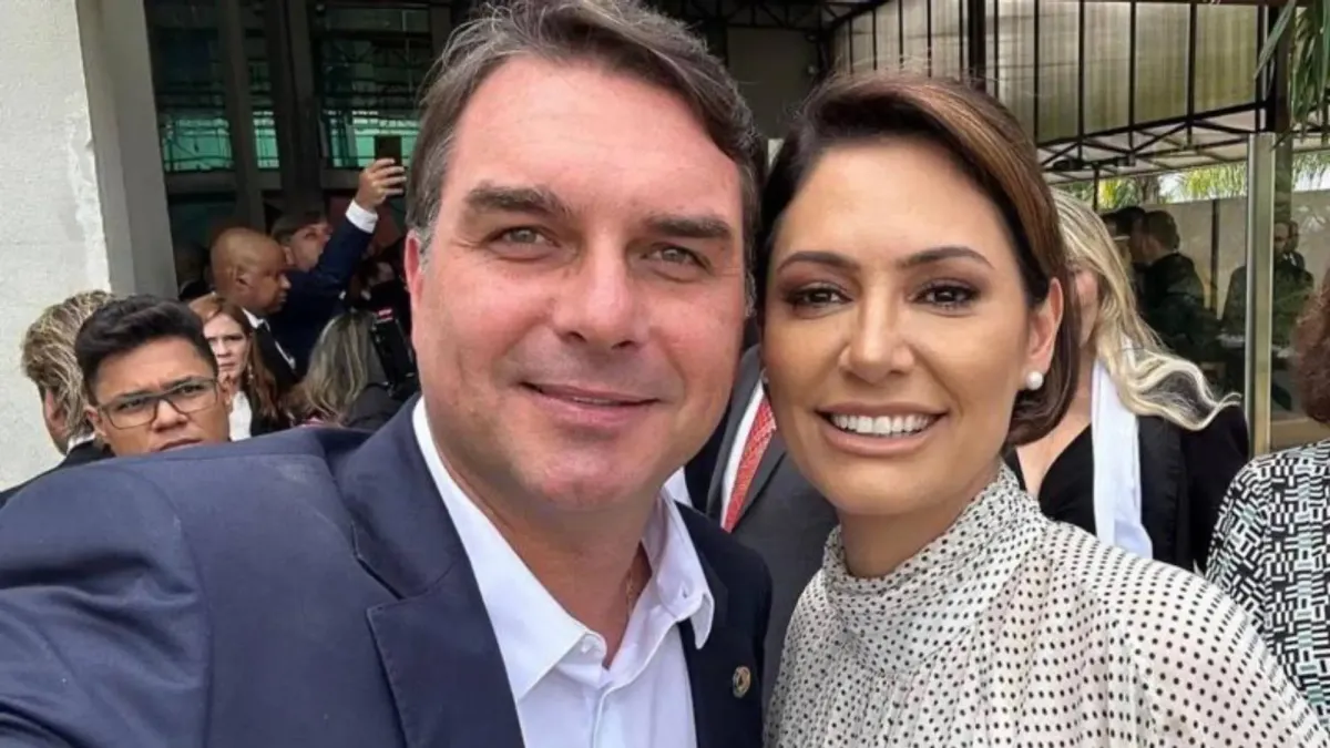 Michelle reforça campanha de Flávio em posts de olho em eleitorado feminino